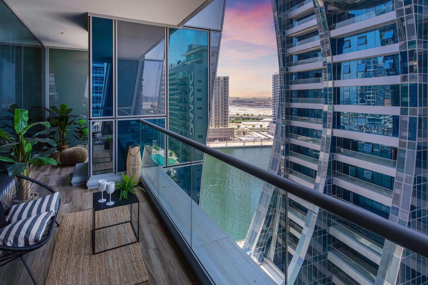 Futuristic Studio13 Min Walk To Burj Khalifa Apartment *