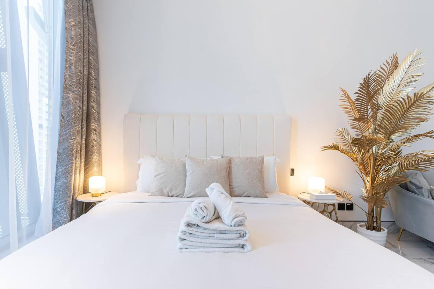 Futuristic Studio13 Min Walk To Burj Khalifa Apartment *