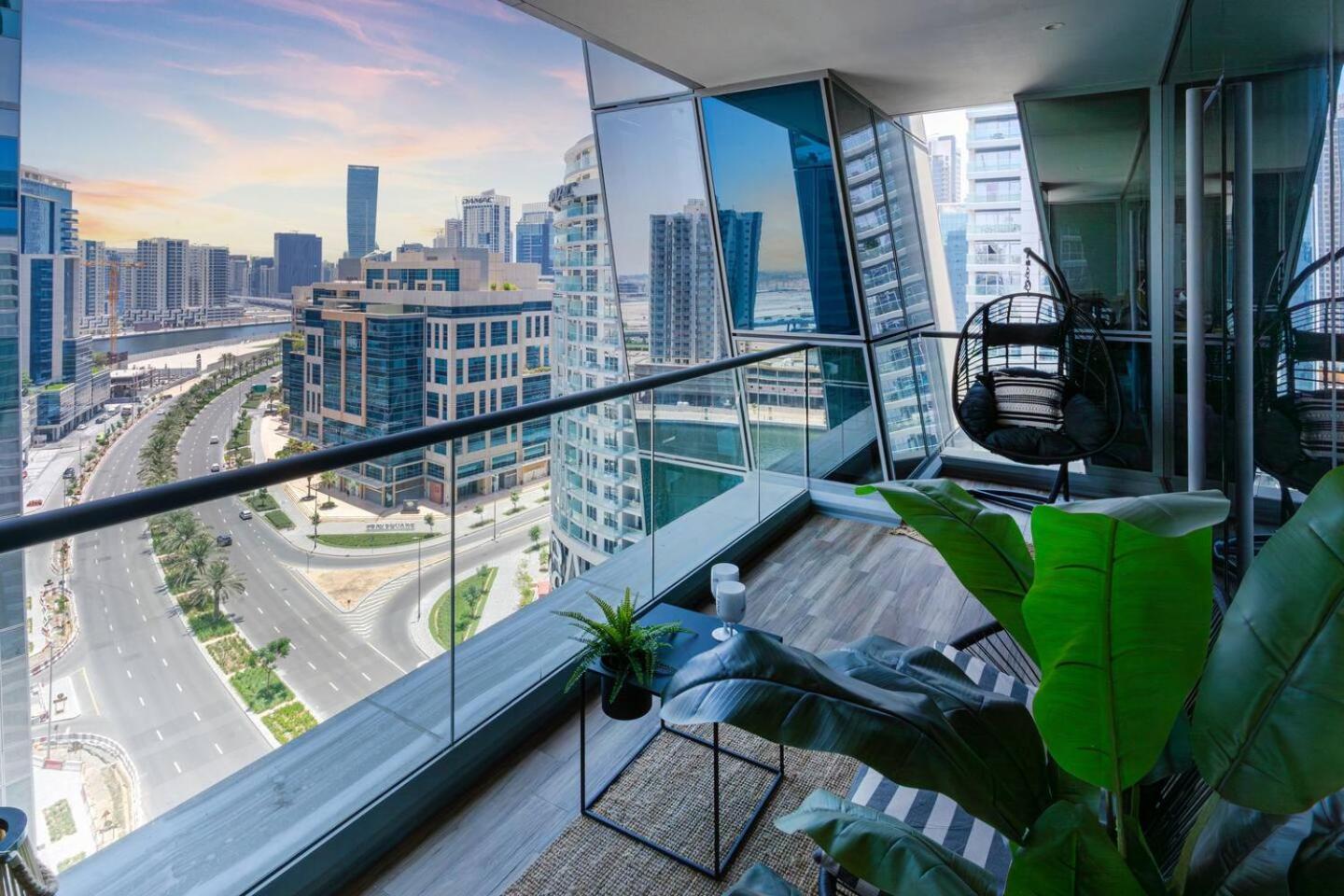 Futuristic Studio13 Min Walk To Burj Khalifa Apartment